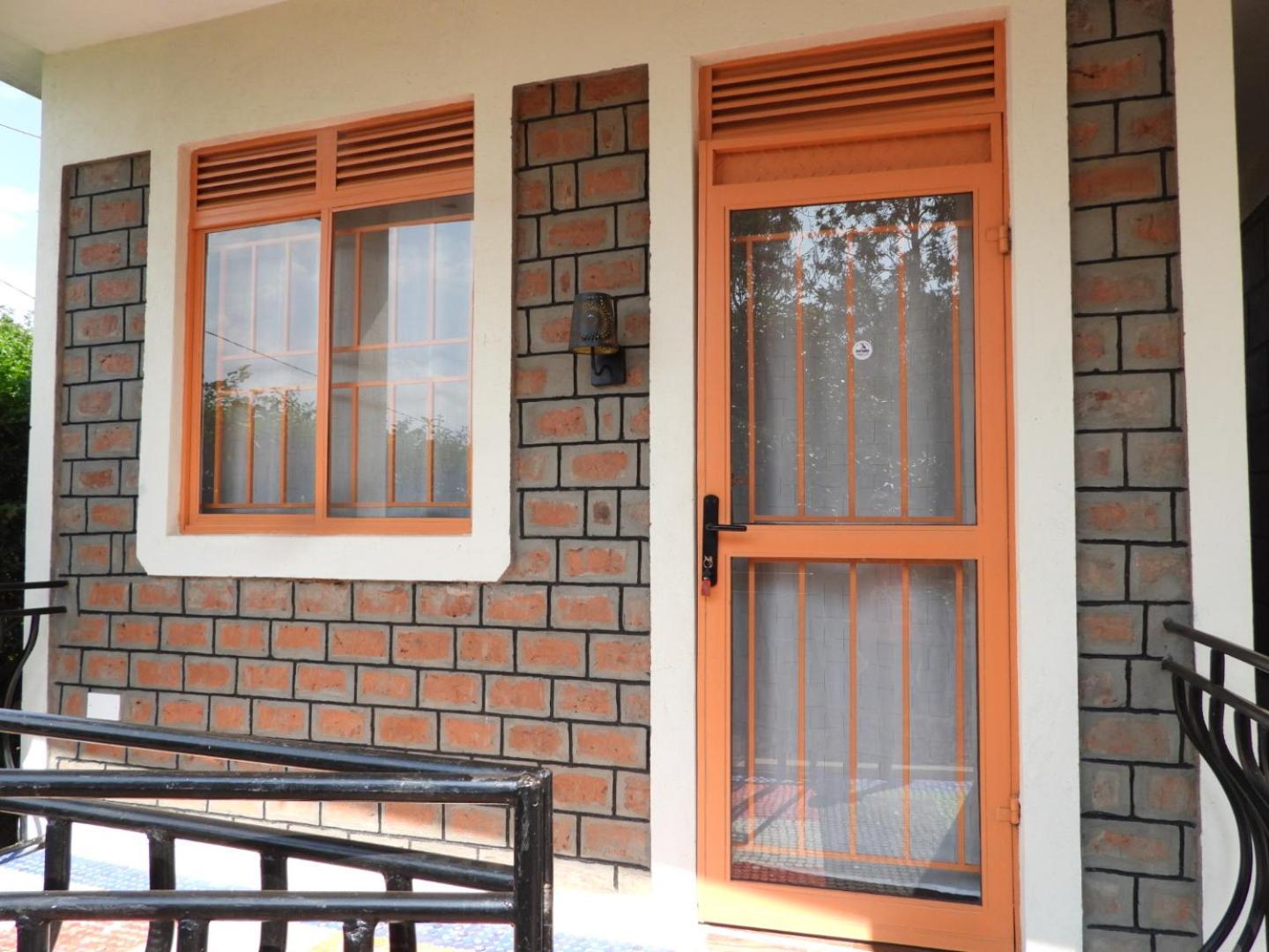 Plastic Bottles House Entebbe Exterior foto