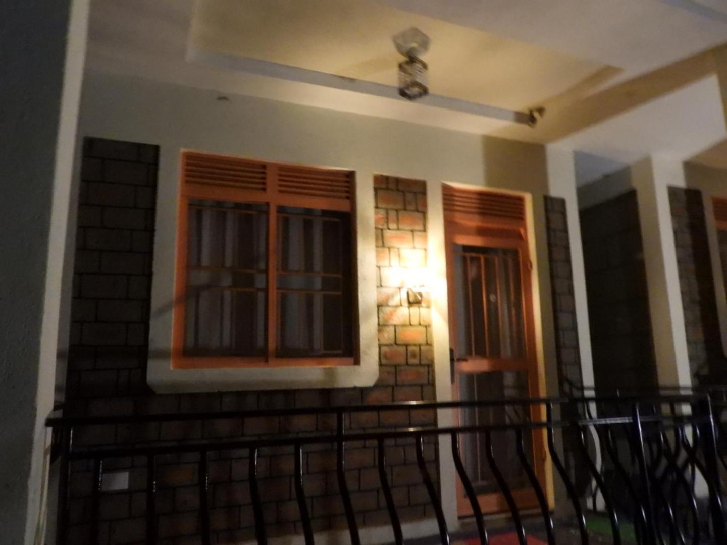 Plastic Bottles House Entebbe Exterior foto