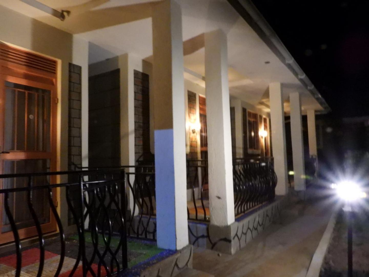 Plastic Bottles House Entebbe Exterior foto