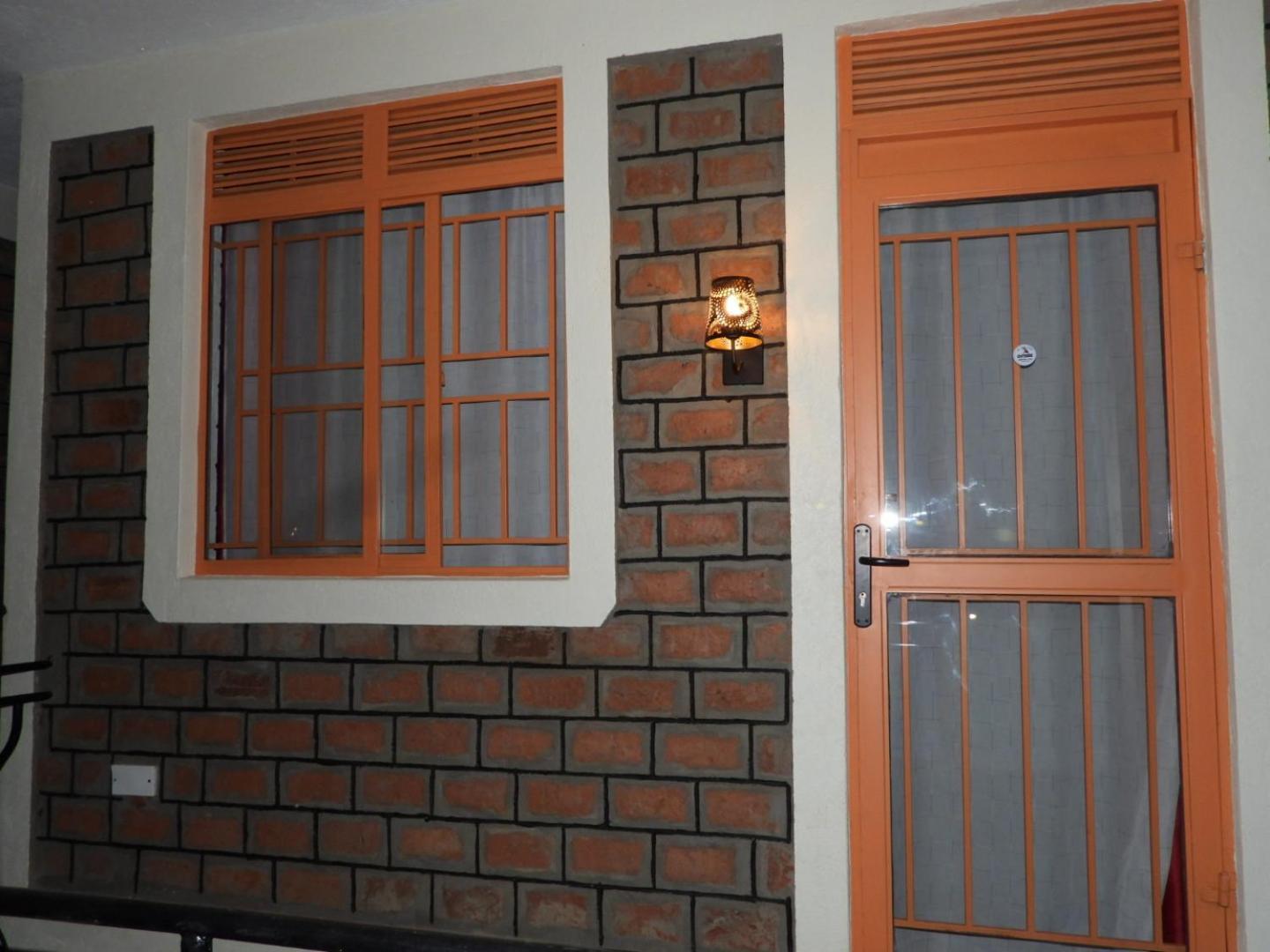 Plastic Bottles House Entebbe Exterior foto