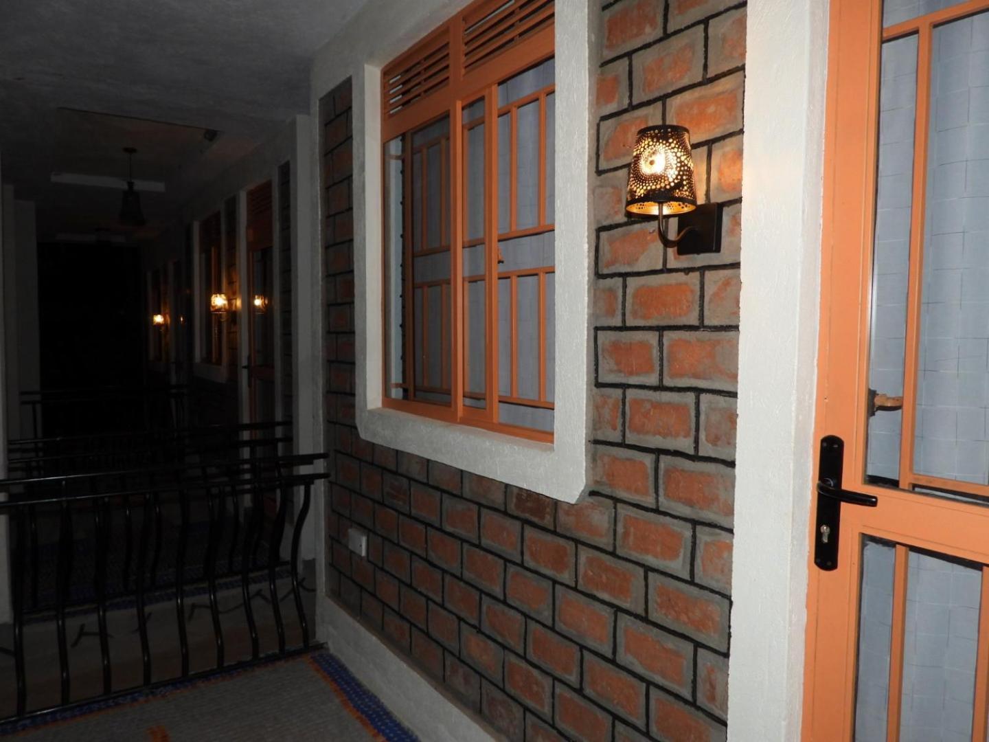Plastic Bottles House Entebbe Exterior foto
